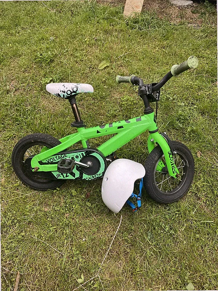 Kinderfahrrad 12 Zoll grün Voltage inkl. Helm