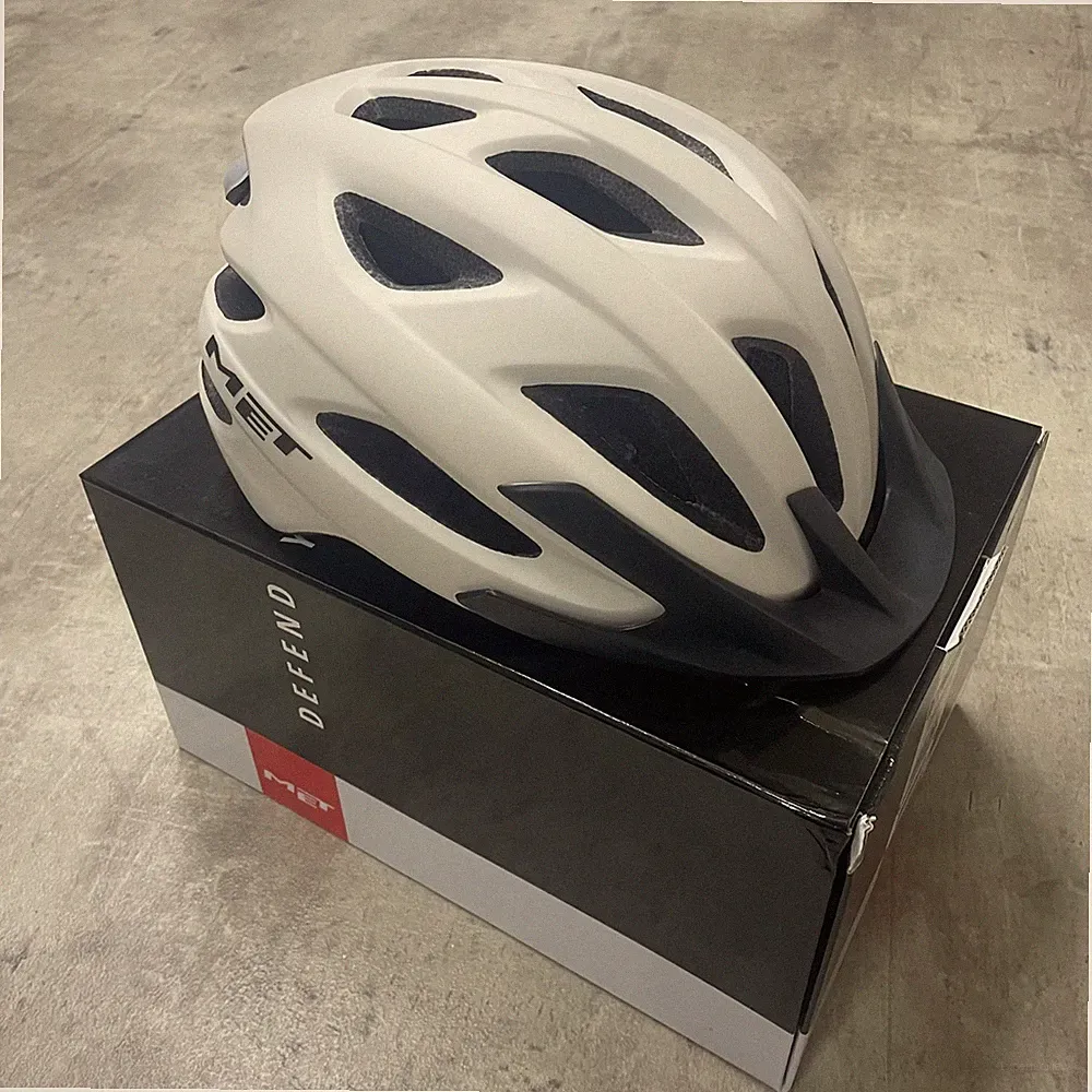 MET Crossover Fahrradhelm, XL, 59-64 cm, Weiß Matt, mit LED-Rücklicht, NEU
