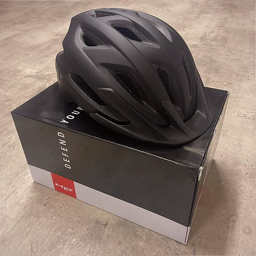 MET Crossover Fahrradhelm, XL, 60–64 cm, Schwarz Matt, mit LED-Rücklicht, NEU